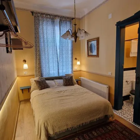 ベッド・アンド・ブレックファスト Rose Gardens ヴルシャツ