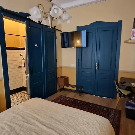 Bed & Breakfast Rose Gardens *