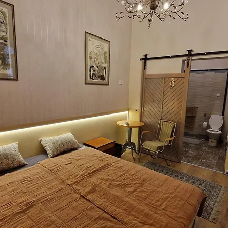 ベッド・アンド・ブレックファスト Rose Gardens ヴルシャツ